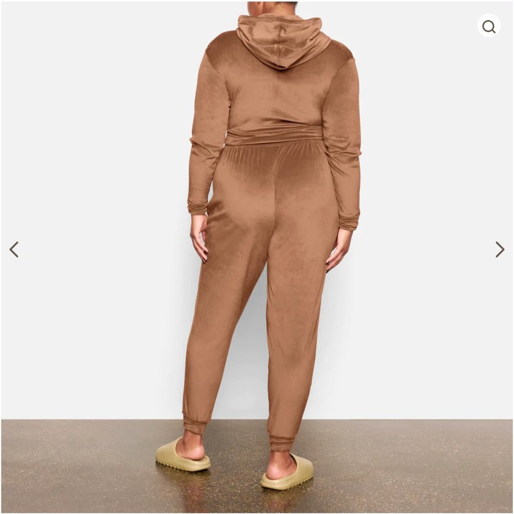 Skims Velour Jogger Sienna - Picture 2 of 4